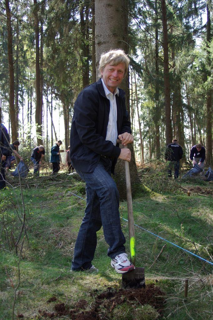 Vorstand Rüdiger Kruse pflanzt einen Baum Rüdiger Kruse